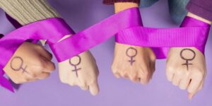 Cuatro manos de mujeres entrelazadas para celebrar el Día de la Mujer