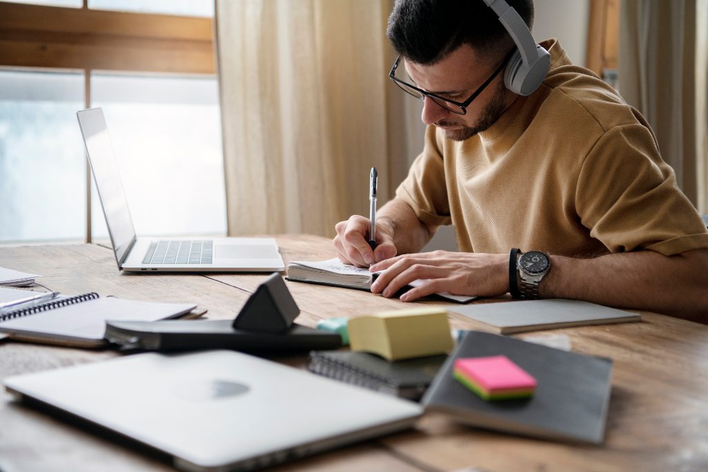 Profesional estudiando verbos irregulares en inglés para negocios