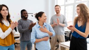 Equipo valorando el trabajo de una compañera.